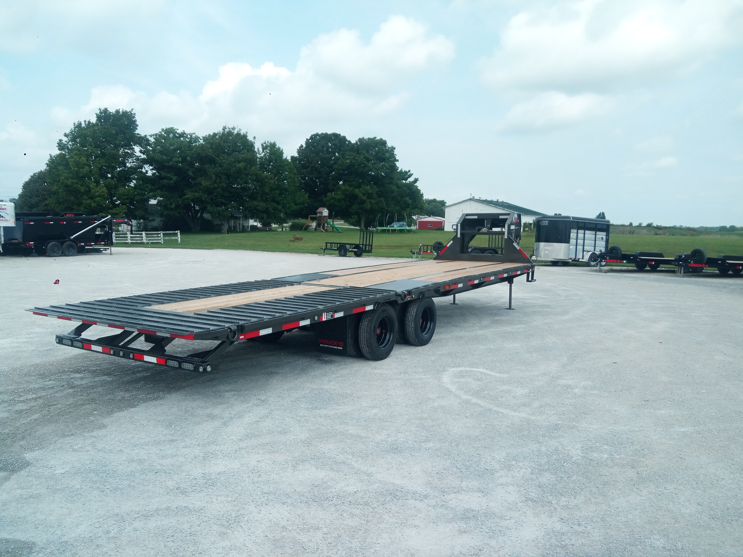 2027 – 32' x 102" Tandem Dual Hydraulic Dovetail - Image 2