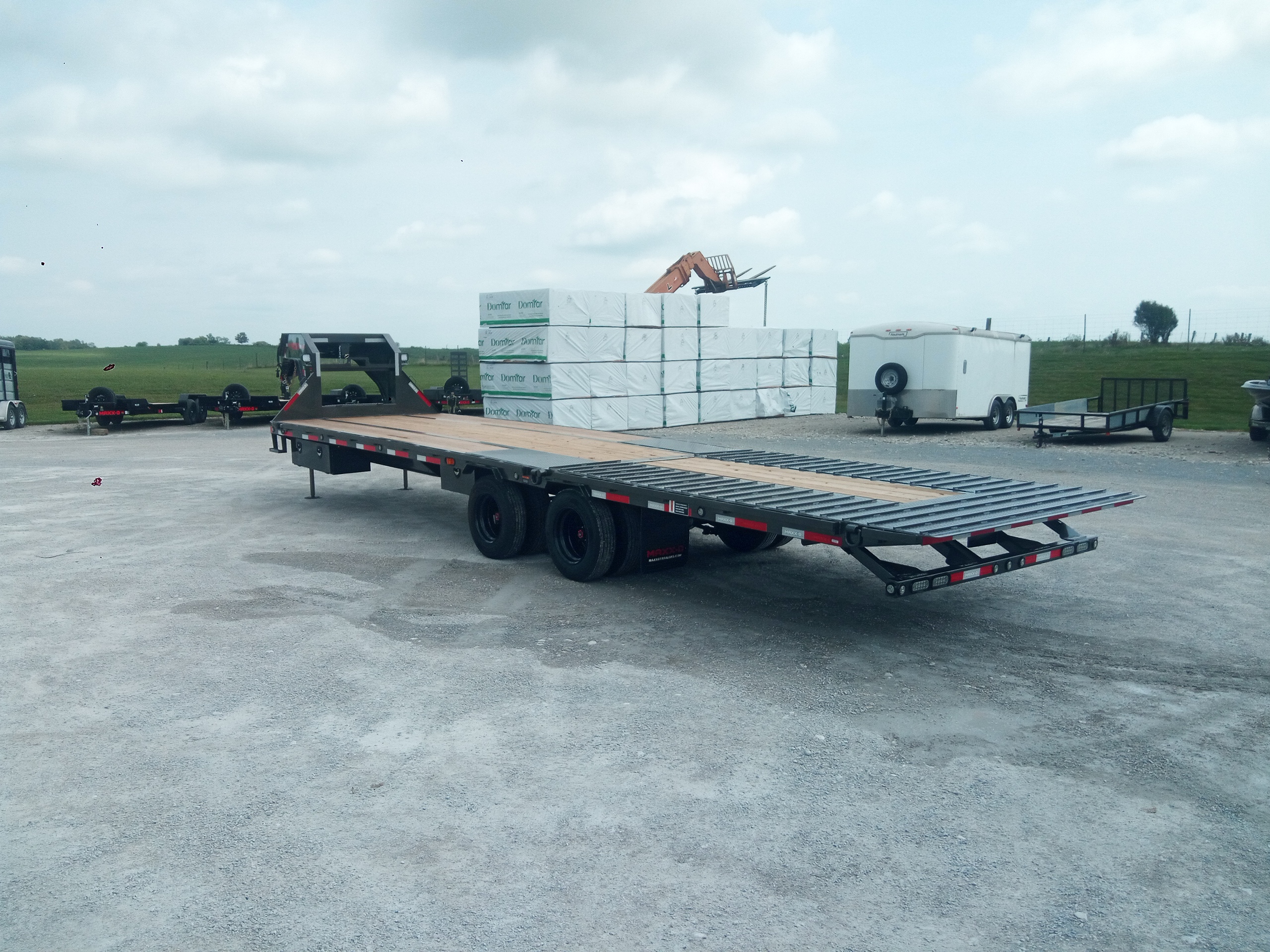 2027 – 32' x 102" Tandem Dual Hydraulic Dovetail - Image 3