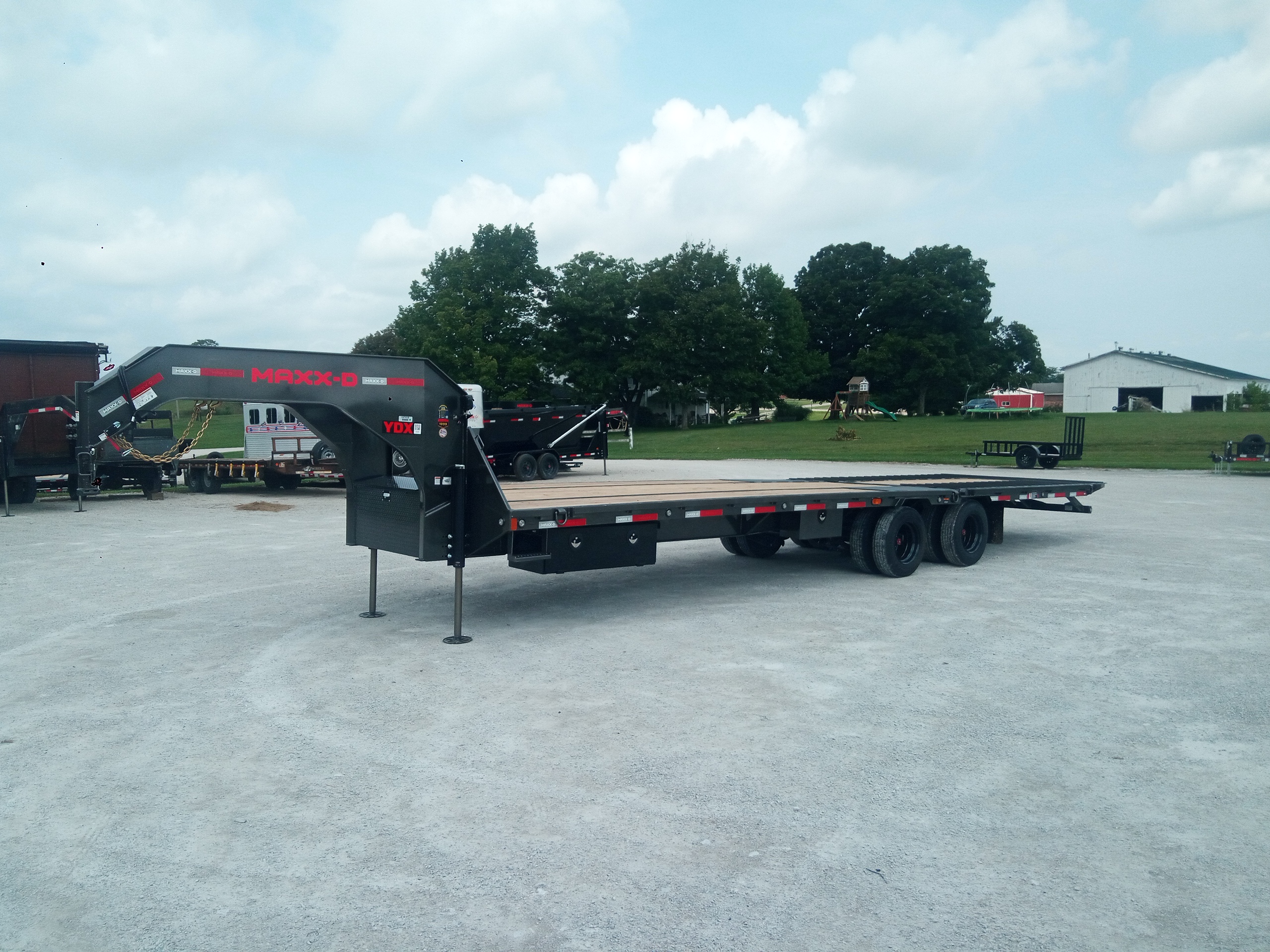 2027 – 32' x 102" Tandem Dual Hydraulic Dovetail - Image 4